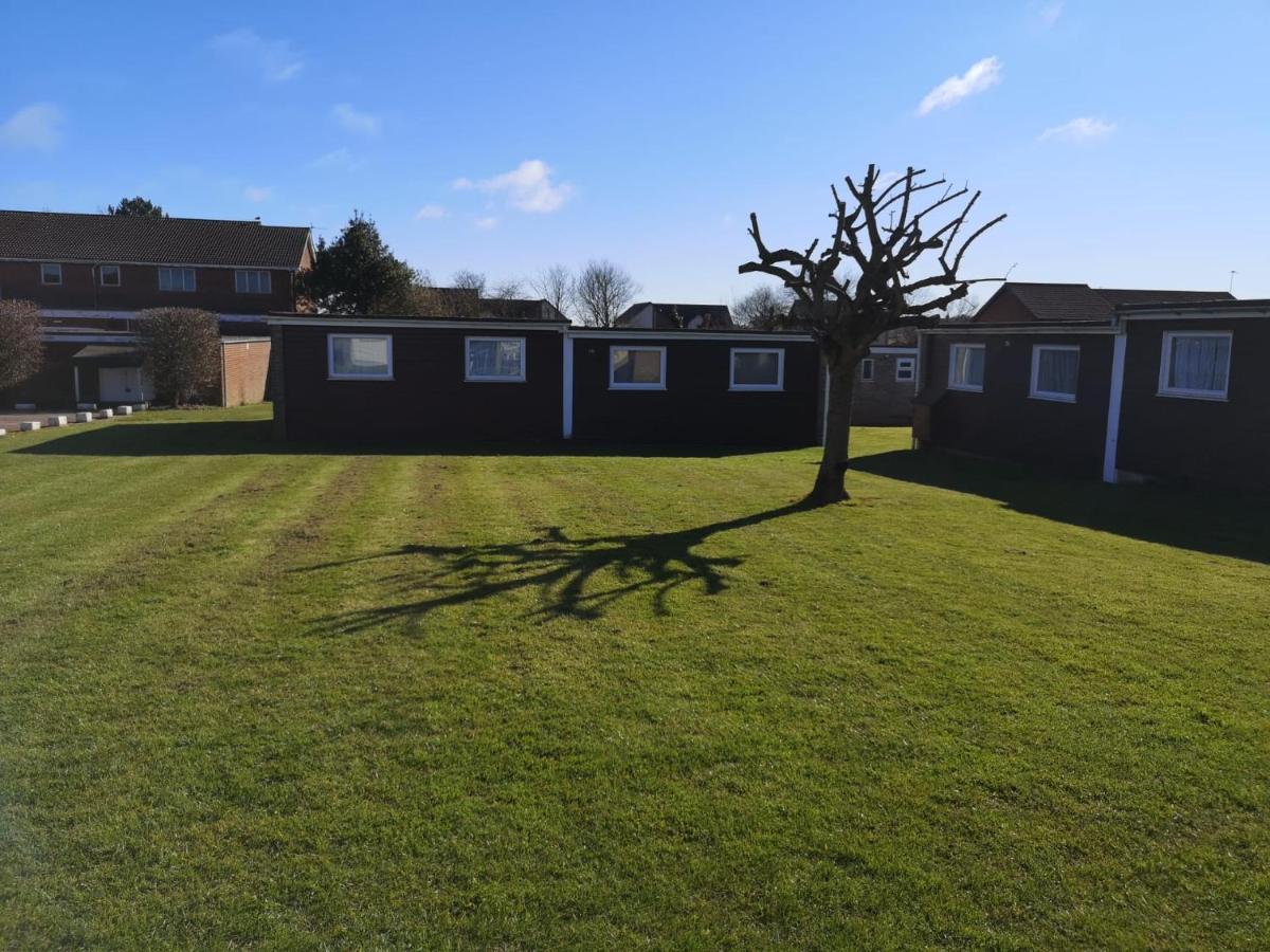 Chalet Bermuda Haven 26, Hemsby - Two Bed Chalet, Sleeps 5, Bed Linen And Towels Included With Onsite Entertainment On A Pet Free Site *