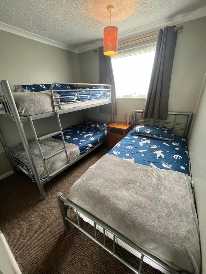 Bermuda Haven 26, Hemsby - Two Bed Chalet, Sleeps 5, Bed Linen And Towels Included With Onsite Entertainment On A Pet Free Site Great Yarmouth