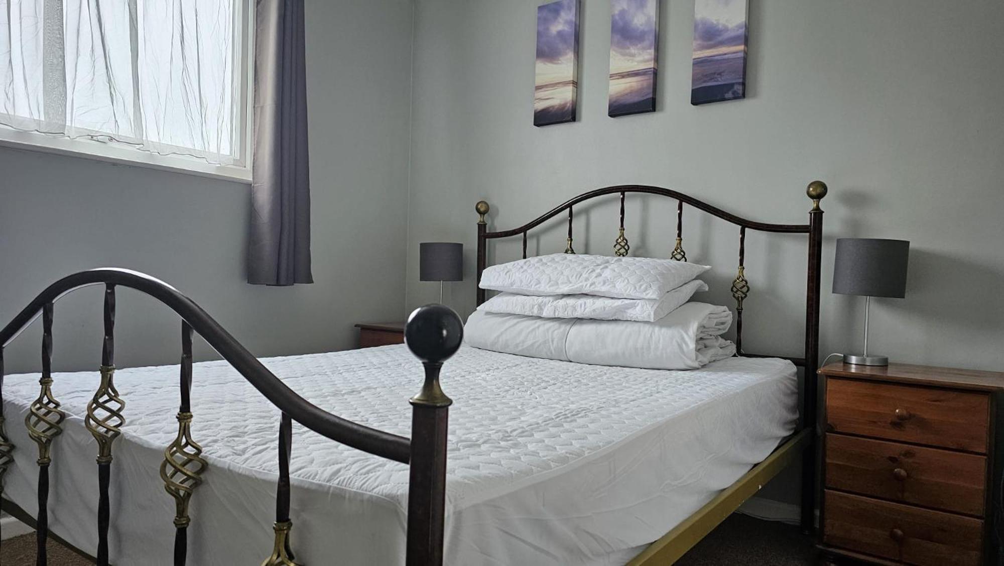 Bermuda Haven 26, Hemsby - Two Bed Chalet, Sleeps 5, Bed Linen And Towels Included With Onsite Entertainment On A Pet Free Site *