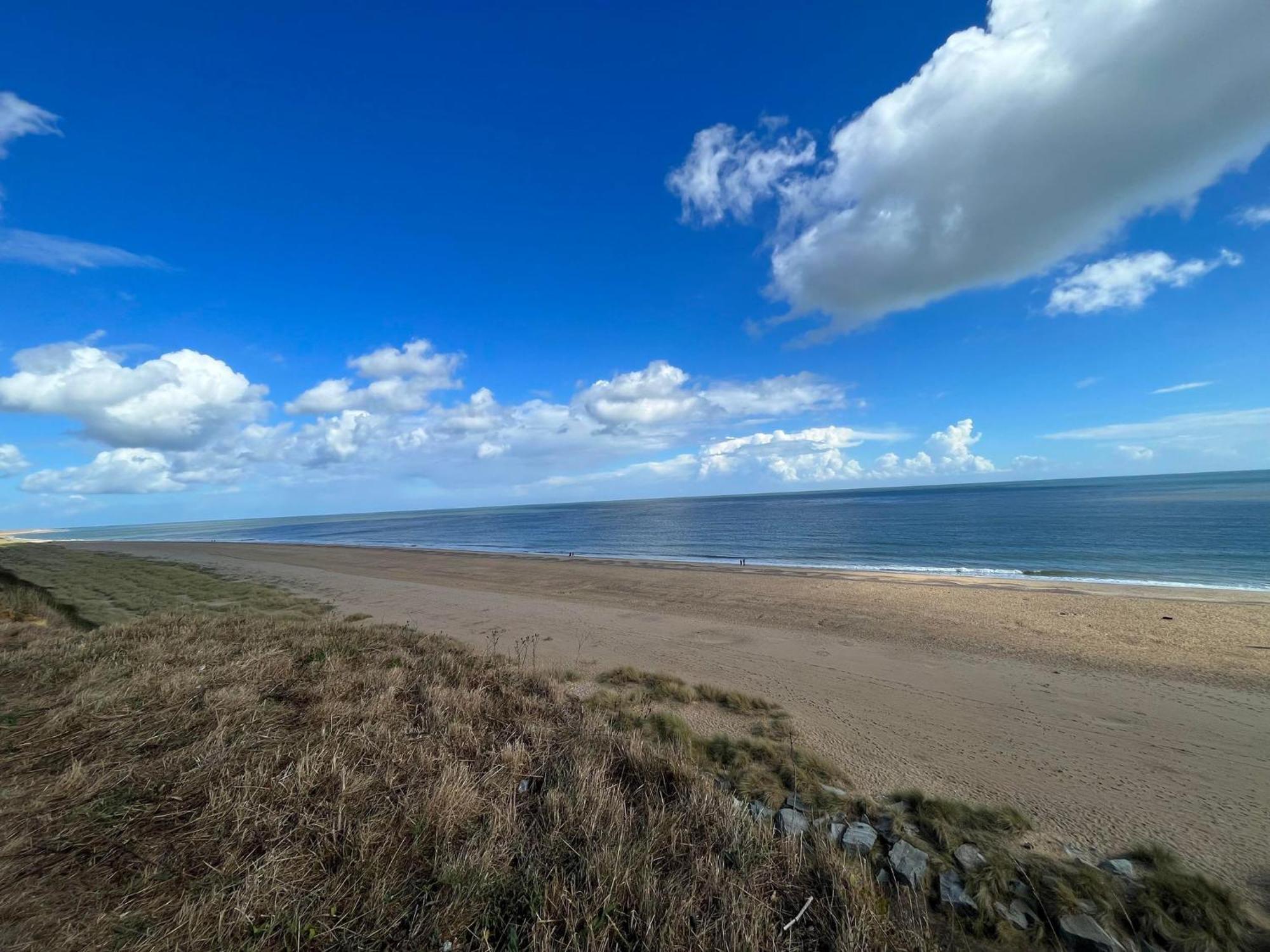 Bermuda Haven 26, Hemsby - Two Bed Chalet, Sleeps 5, Bed Linen And Towels Included With Onsite Entertainment On A Pet Free Site