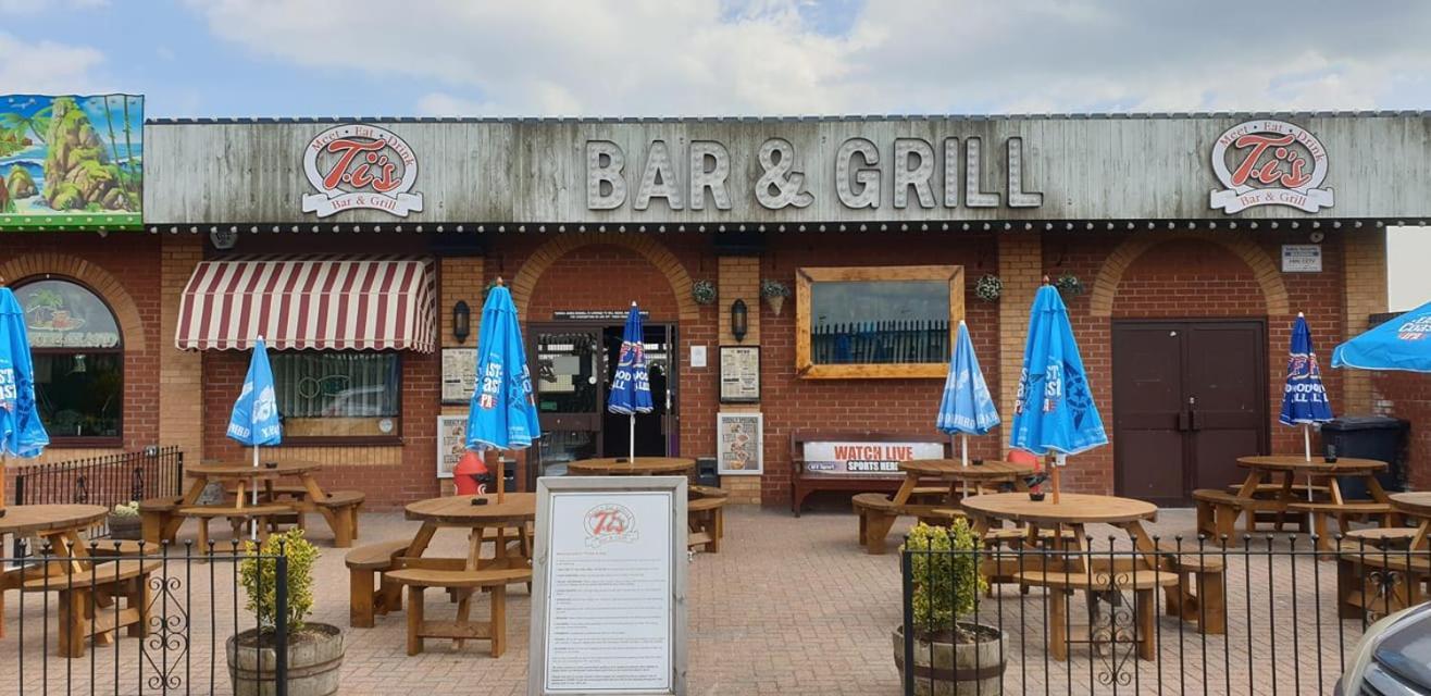 Bermuda Haven 26, Hemsby - Two Bed Chalet, Sleeps 5, Bed Linen And Towels Included With Onsite Entertainment On A Pet Free Site Chalet Great Yarmouth