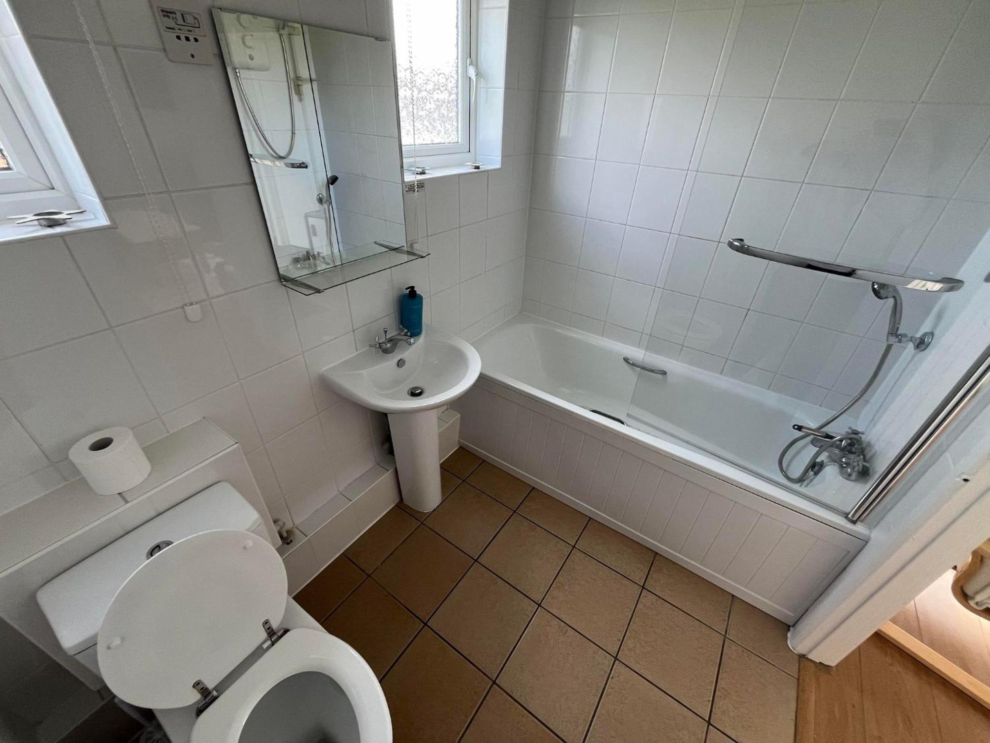 Bermuda Haven 26, Hemsby - Two Bed Chalet, Sleeps 5, Bed Linen And Towels Included With Onsite Entertainment On A Pet Free Site Great Yarmouth