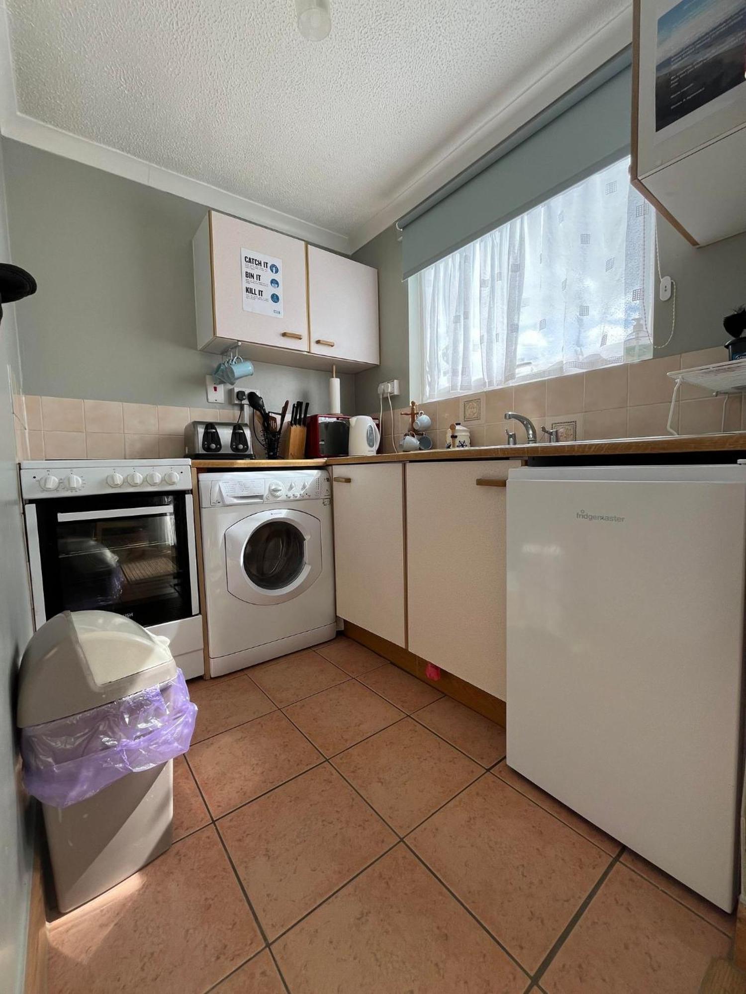 Chalet Bermuda Haven 26, Hemsby - Two Bed Chalet, Sleeps 5, Bed Linen And Towels Included With Onsite Entertainment On A Pet Free Site Great Yarmouth