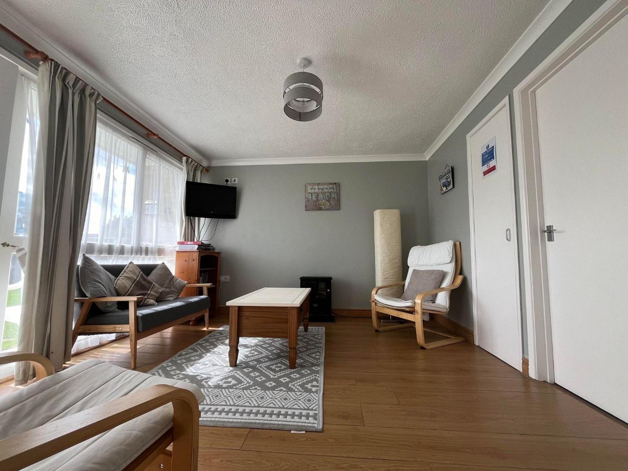 Bermuda Haven 26, Hemsby - Two Bed Chalet, Sleeps 5, Bed Linen And Towels Included With Onsite Entertainment On A Pet Free Site
