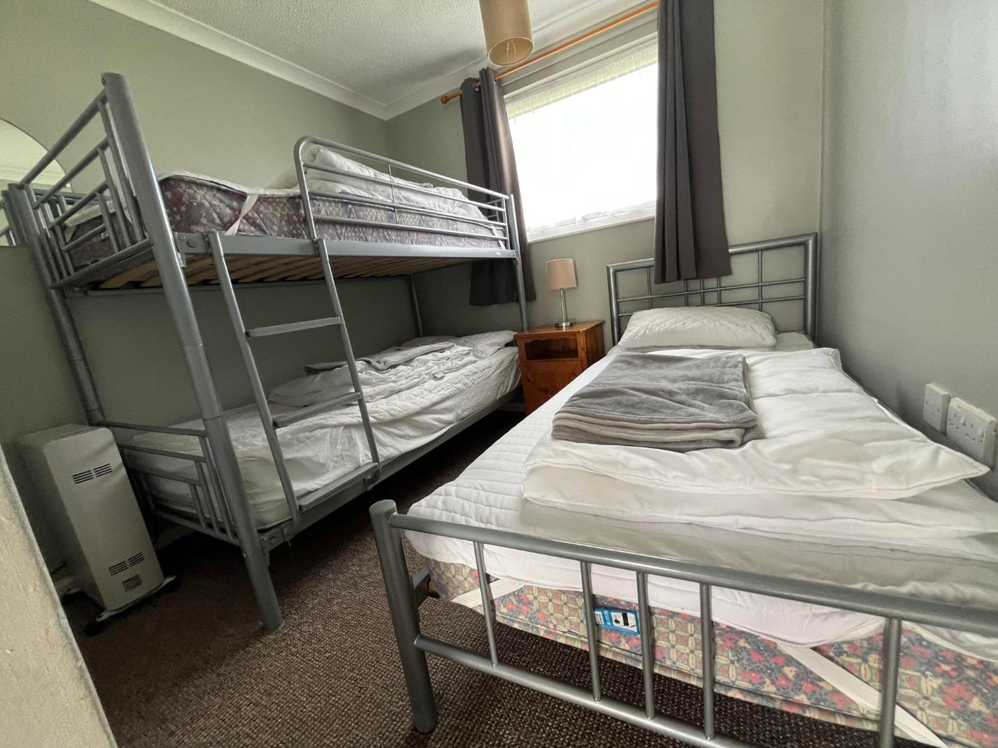 Bermuda Haven 26, Hemsby - Two Bed Chalet, Sleeps 5, Bed Linen And Towels Included With Onsite Entertainment On A Pet Free Site Chalet *