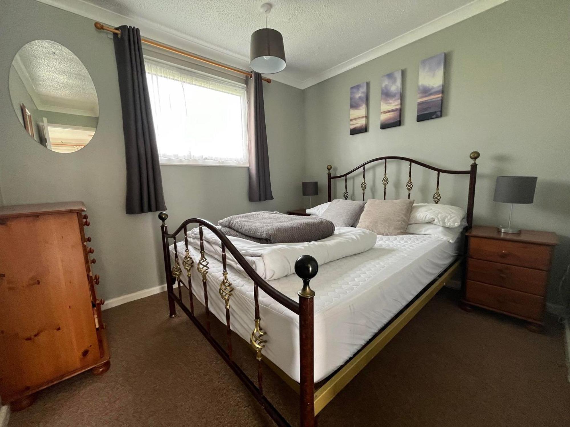 Bermuda Haven 26, Hemsby - Two Bed Chalet, Sleeps 5, Bed Linen And Towels Included With Onsite Entertainment On A Pet Free Site Chalet Great Yarmouth
